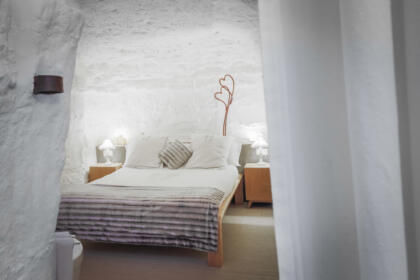 Dormitorio en casa Cueva Bardenera